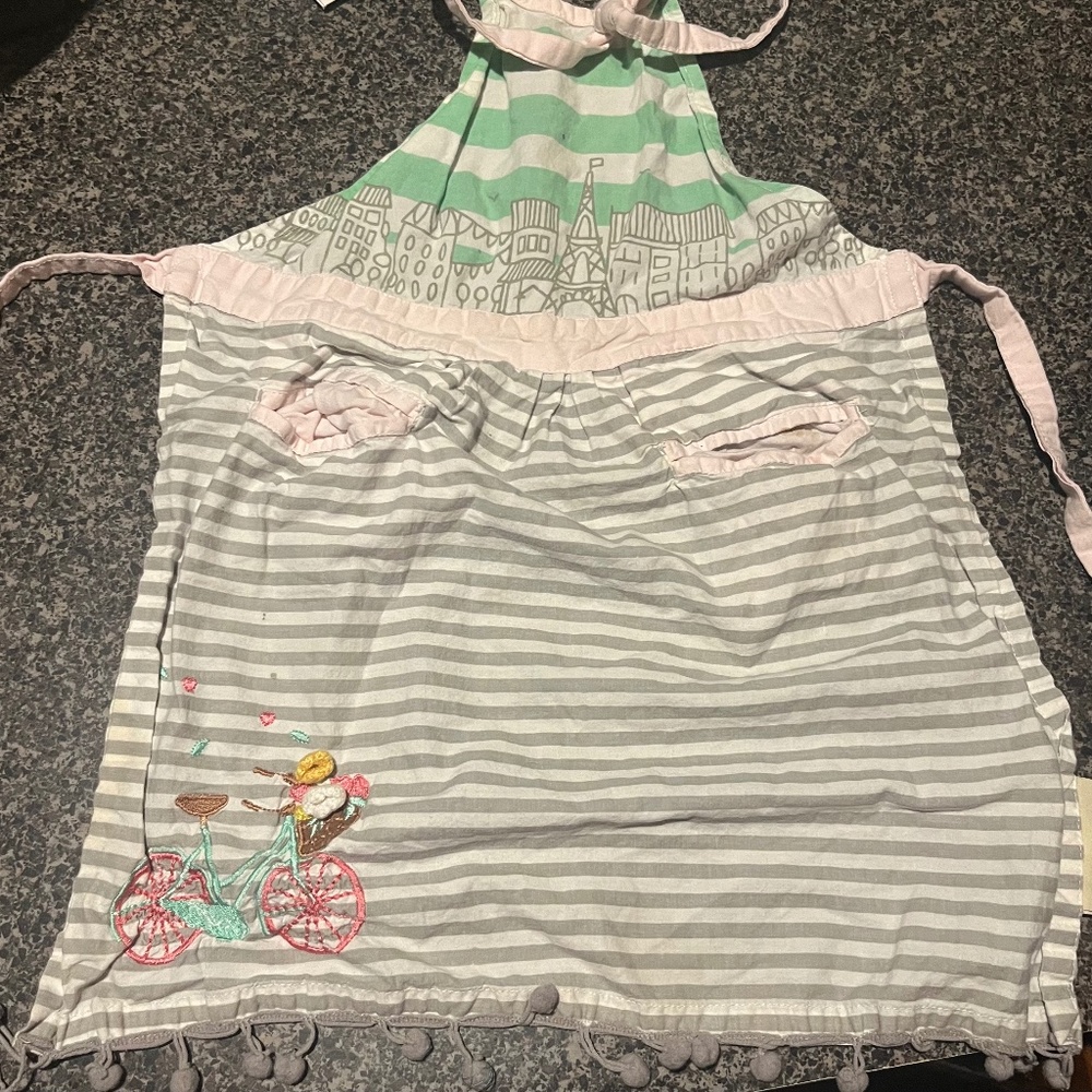 B 9     Child Ruffle Apron